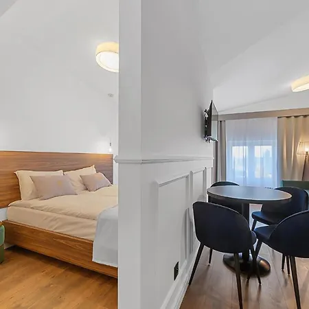 Apartahotel Krzywa Kamienica 4*